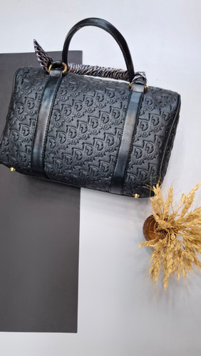 کیف صندوقی زنانه مدل دیورسا با طراحی شیک و ساختار محکم، مناسب برای استایلهای مختلف و استفاده در مناسبتهای خاص.