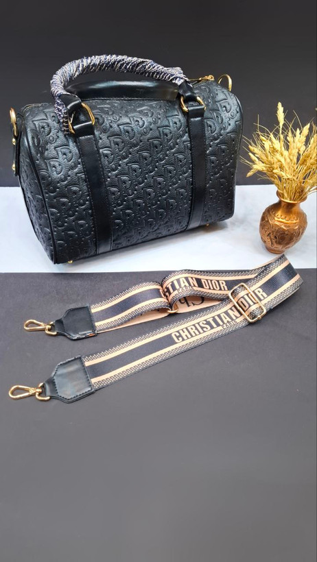 کیف صندوقی زنانه مدل دیورسا با طراحی شیک و ساختار محکم، مناسب برای استایلهای مختلف و استفاده در مناسبتهای خاص.