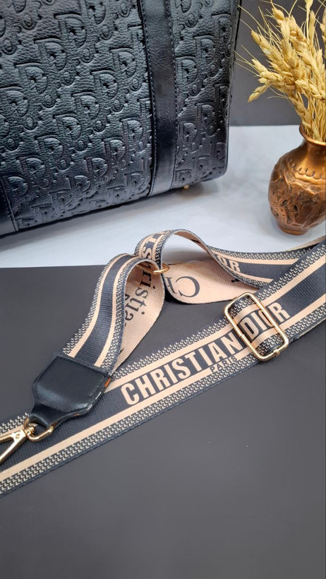 کیف صندوقی زنانه مدل دیورسا با طراحی شیک و ساختار محکم، مناسب برای استایلهای مختلف و استفاده در مناسبتهای خاص.