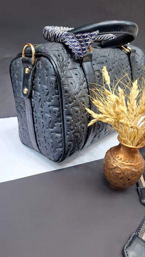 کیف صندوقی زنانه مدل دیورسا با طراحی شیک و ساختار محکم، مناسب برای استایلهای مختلف و استفاده در مناسبتهای خاص.