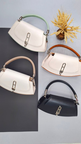 "کیف دستی و دوشی زنانه مدل پریفا با بند قابل تنظیم و دسته کوتاه."