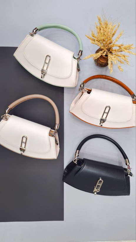 "کیف دستی و دوشی زنانه مدل پریفا با بند قابل تنظیم و دسته کوتاه."