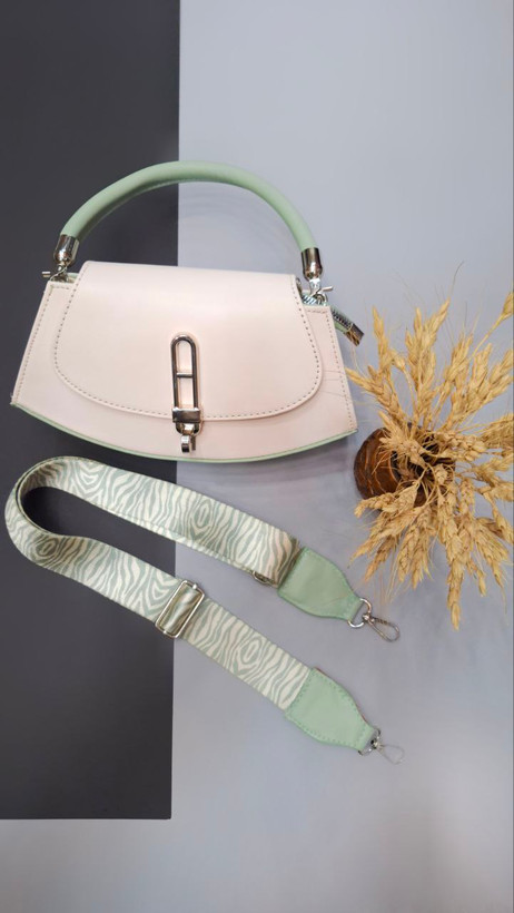 "کیف دستی و دوشی زنانه مدل پریفا با بند قابل تنظیم و دسته کوتاه."