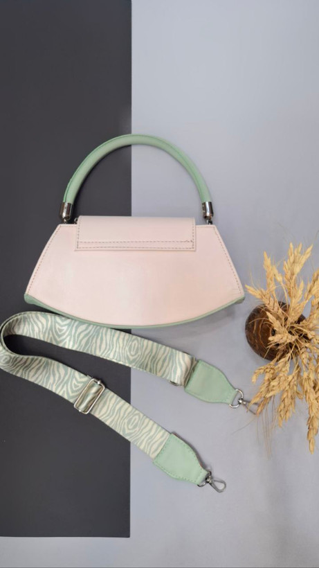 "کیف دستی و دوشی زنانه مدل پریفا با بند قابل تنظیم و دسته کوتاه."