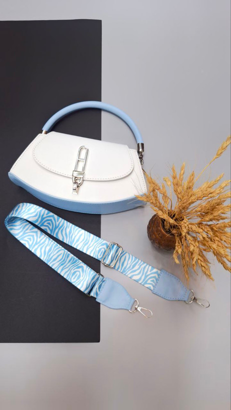 "کیف دستی و دوشی زنانه مدل پریفا با بند قابل تنظیم و دسته کوتاه."