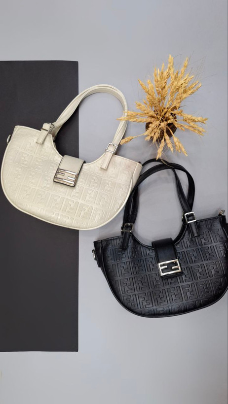 "کیف زنانه قایقی مدل فارنلایت با چرم مصنوعی و بند بلند اسپرت."