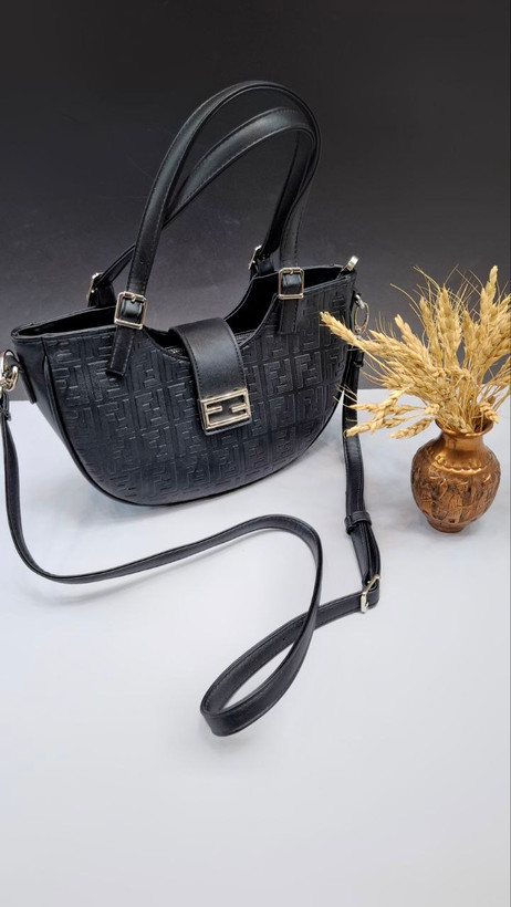 "کیف زنانه قایقی مدل فارنلایت با چرم مصنوعی و بند بلند اسپرت."