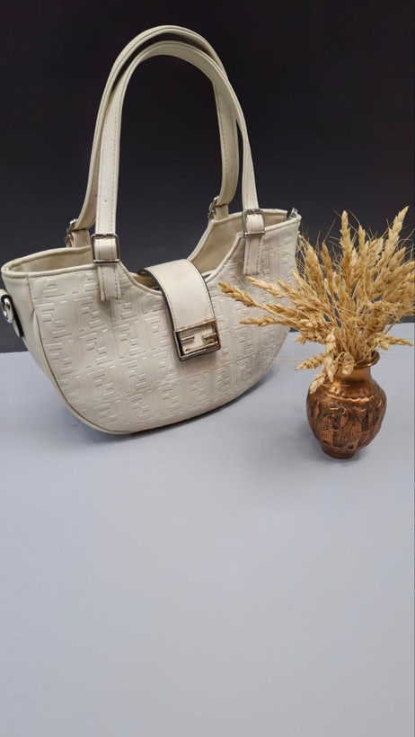 "کیف زنانه قایقی مدل فارنلایت با چرم مصنوعی و بند بلند اسپرت."