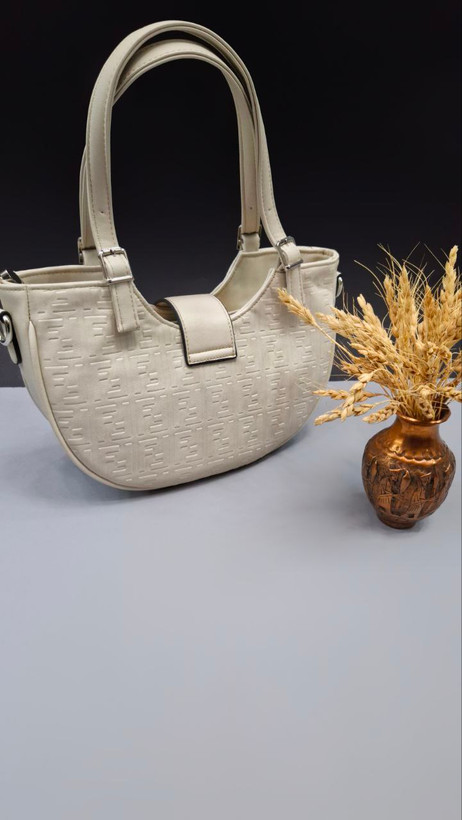 "کیف زنانه قایقی مدل فارنلایت با چرم مصنوعی و بند بلند اسپرت."