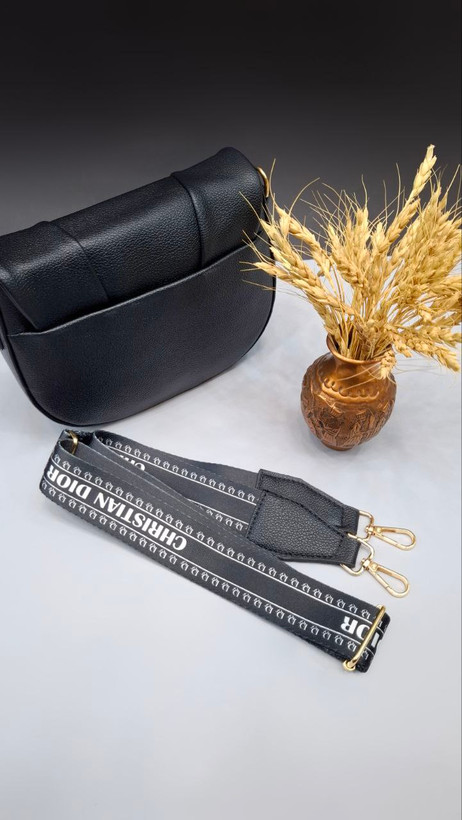 "کیف دوشی دخترانه و زنانه مدل دریسا با چرم مصنوعی، بند بلند مارکدار و طراحی نیمگرد."