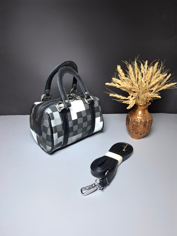 کیف اسپرت دخترانه و زنانه مدل ایگلی، کیف کوچک صندوقی از چرم صنعتی با بند بلند و دسته، رنگ ترکیبی و یراقآلات با رنگ ثابت