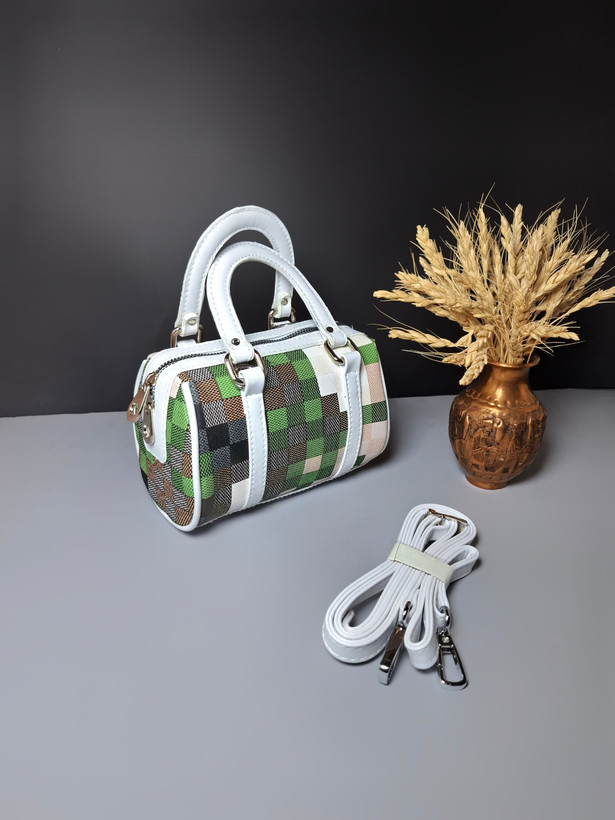 کیف اسپرت دخترانه و زنانه مدل ایگلی، کیف کوچک صندوقی از چرم صنعتی با بند بلند و دسته، رنگ ترکیبی و یراقآلات با رنگ ثابت