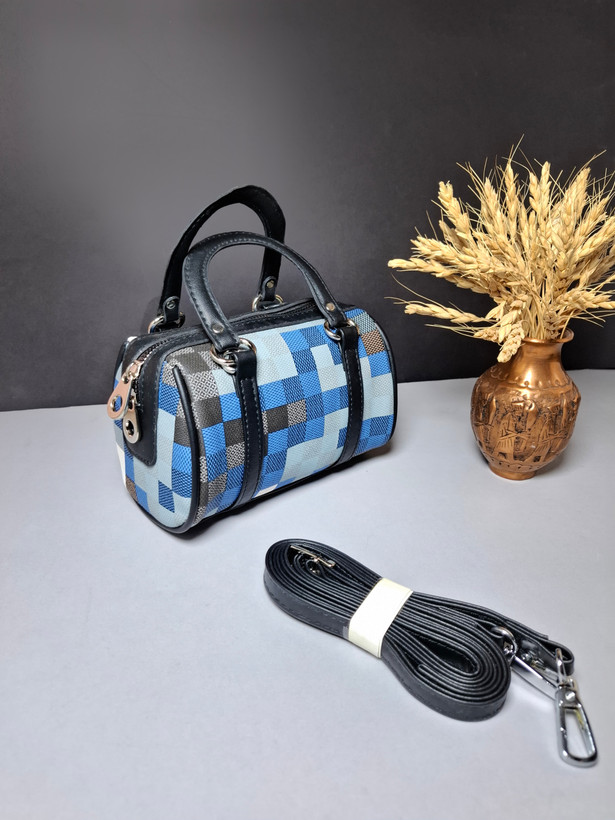 کیف اسپرت دخترانه و زنانه مدل ایگلی، کیف کوچک صندوقی از چرم صنعتی با بند بلند و دسته، رنگ ترکیبی و یراقآلات با رنگ ثابت