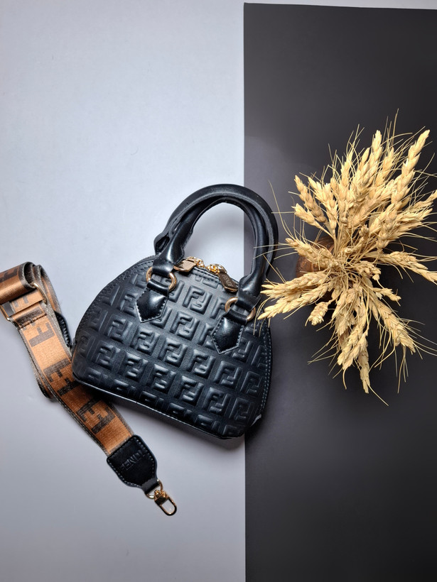 کیف اسپرت دستی و دوشی دخترانه و زنانه مدل گَلین، چرم صنعتی، بند بلند مارکدار F برجسته، آستر پارچهای و جای کارت داخل کیف