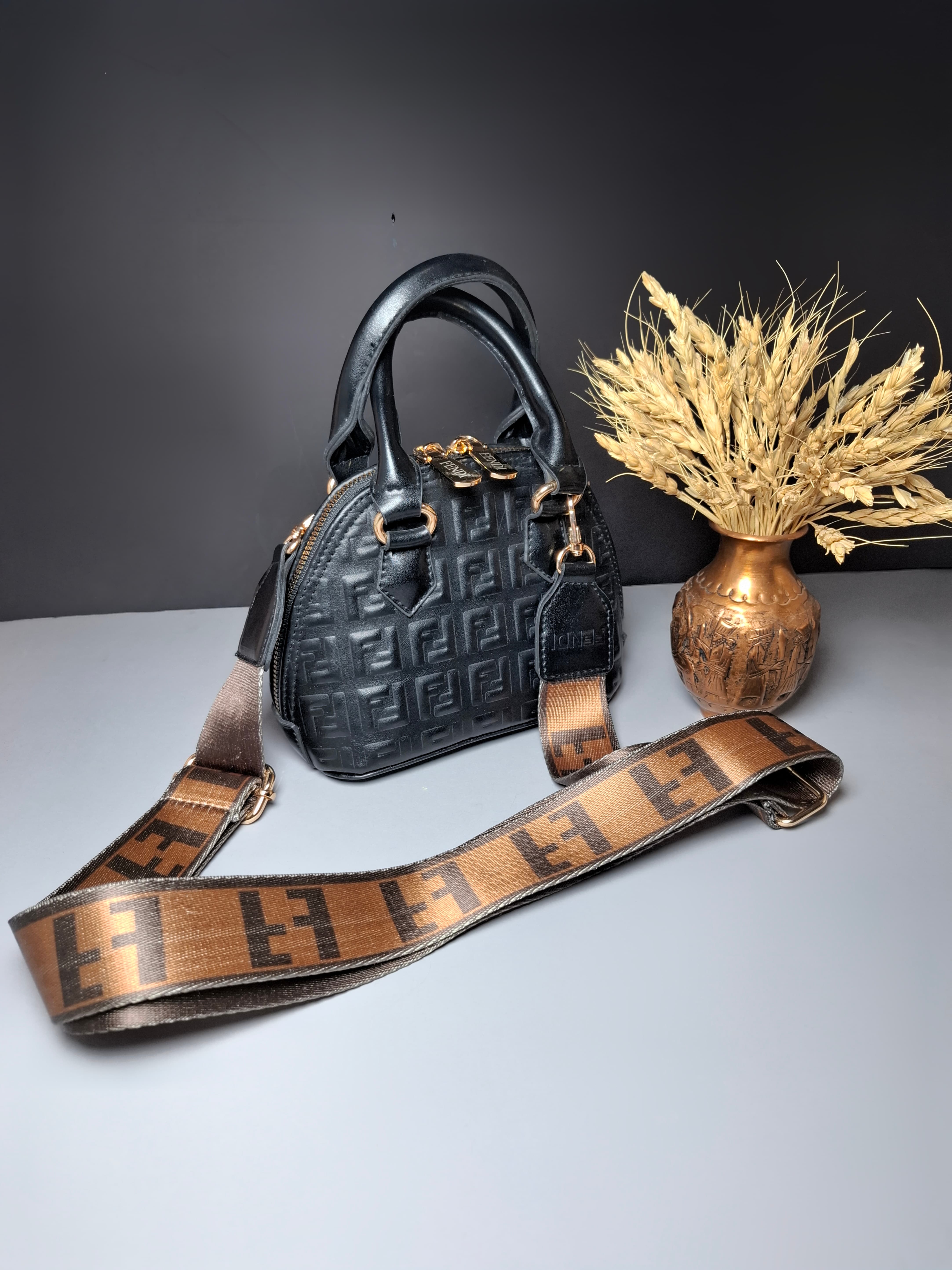 کیف اسپرت دستی و دوشی دخترانه و زنانه مدل گَلین، چرم صنعتی، بند بلند مارک‌دار F برجسته، آستر پارچه‌ای و جای کارت داخل کیف