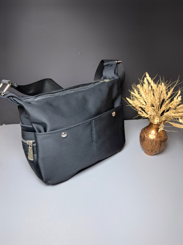 کیف اسپرت دوشی زنانه و دخترانه مدل سار، کیف پارچهای قابل شستشو با بند دوشی بلند، دو جیب اصلی، یک جیب پشت و دو جیب جلو با دکمه مگنتی