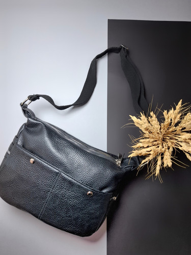 کیف اسپرت دوشی زنانه و دخترانه مدل ساره، کیف چرم صنعتی با بند دوشی بلند، دو جیب اصلی، یک جیب پشت و دو جیب جلو با دکمه مگنتی