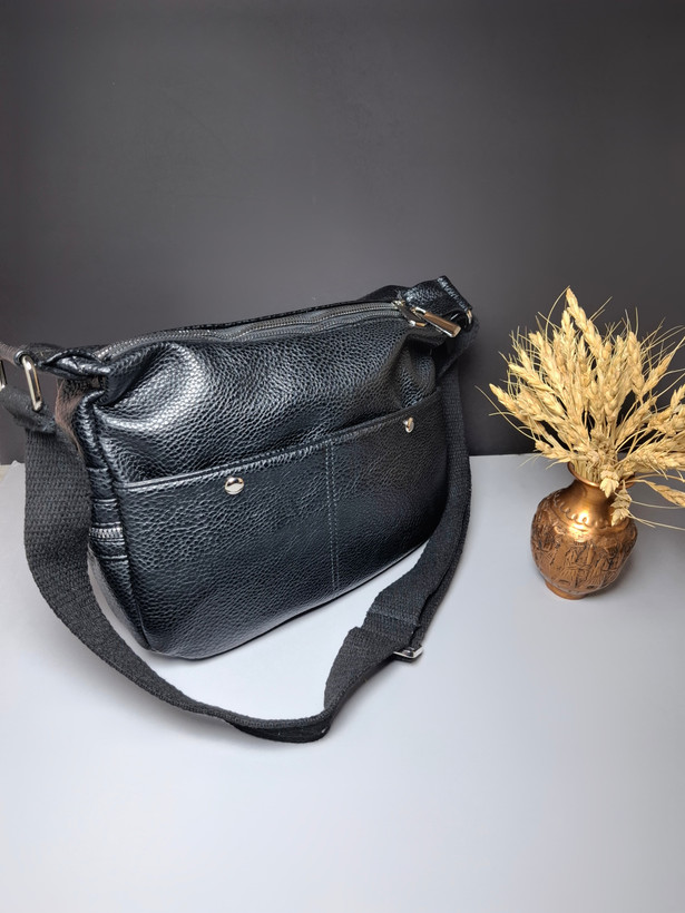 کیف اسپرت دوشی زنانه و دخترانه مدل ساره، کیف چرم صنعتی با بند دوشی بلند، دو جیب اصلی، یک جیب پشت و دو جیب جلو با دکمه مگنتی