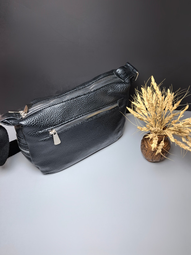 کیف اسپرت دوشی زنانه و دخترانه مدل ساره، کیف چرم صنعتی با بند دوشی بلند، دو جیب اصلی، یک جیب پشت و دو جیب جلو با دکمه مگنتی