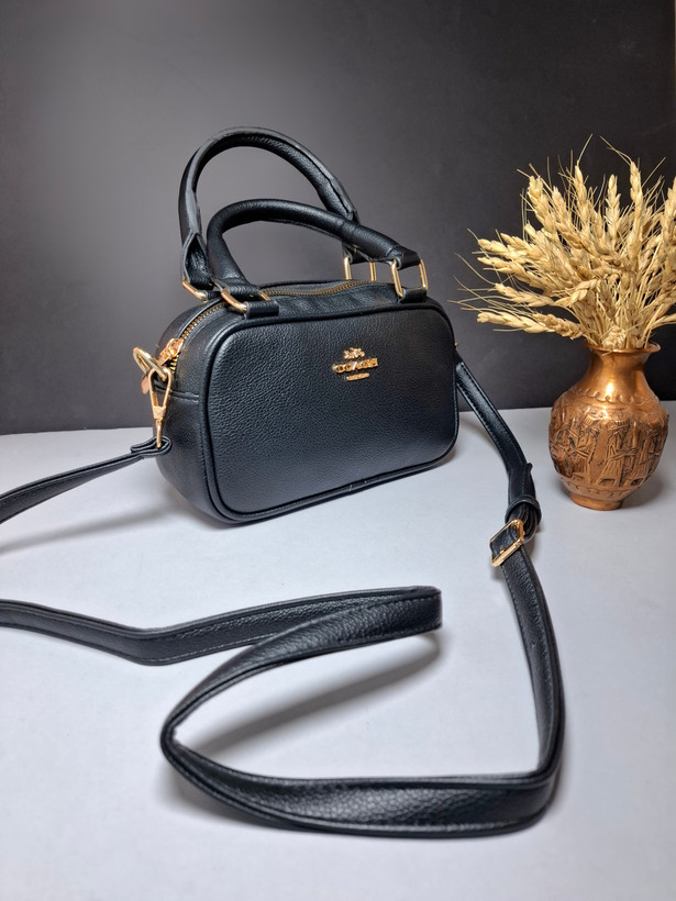 "کیف دخترانه اسپرت کوچک با بند چرمی بلند و طراحی شیک"