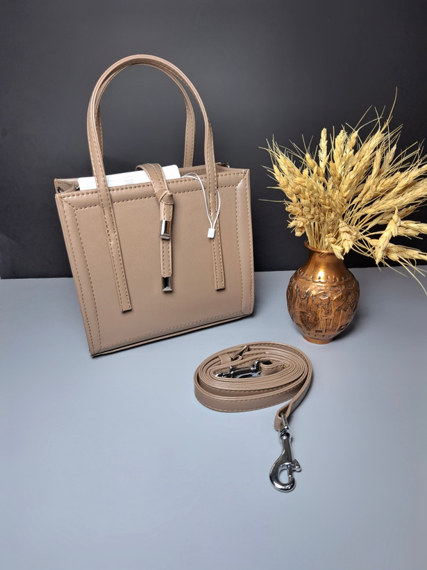 کیف اسپرت دخترانه دستی و دوشی مدل چیکات با بند بلند و طراحی مربعی