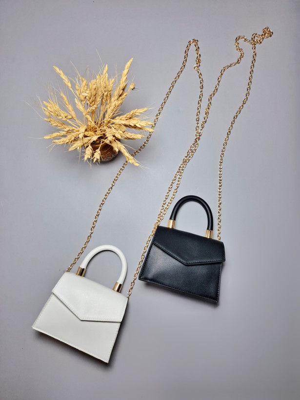 مینی بگ دخترانه شیک از چرم صنعتی با بند بلند زنجیری و درب مثلثی