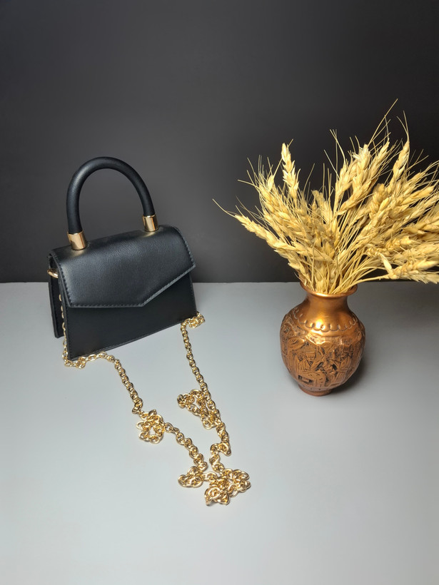 مینی بگ دخترانه شیک از چرم صنعتی با بند بلند زنجیری و درب مثلثی