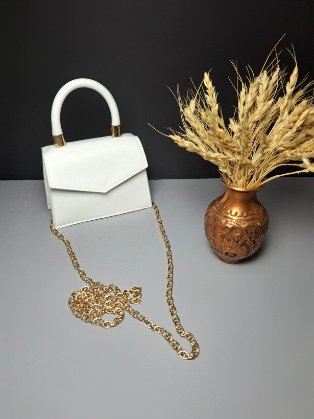 مینی بگ دخترانه شیک از چرم صنعتی با بند بلند زنجیری و درب مثلثی