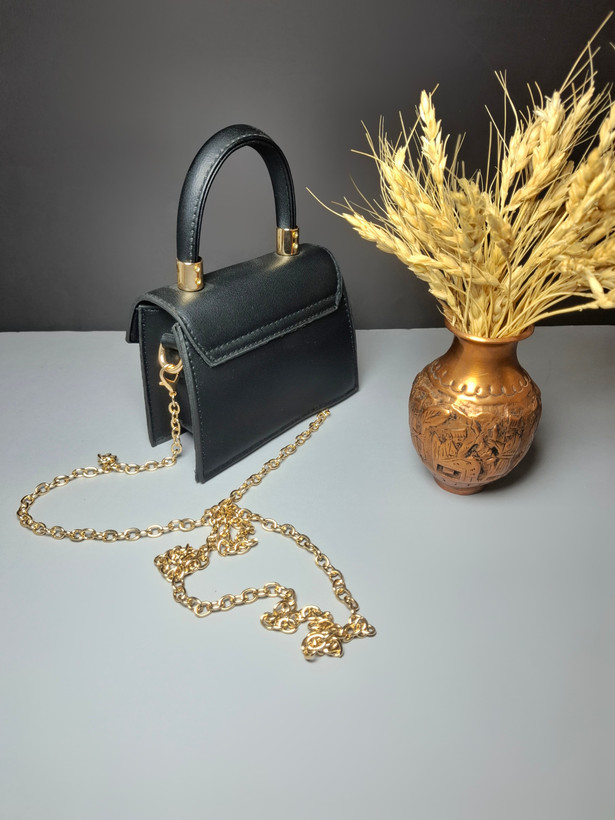 مینی بگ دخترانه شیک از چرم صنعتی با بند بلند زنجیری و درب مثلثی