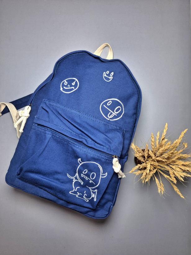 کوله پشتی استیکر از جنس کتان خارجی با رویه گلدوزی شده مدل استیکر، بسیار سبک و نرم