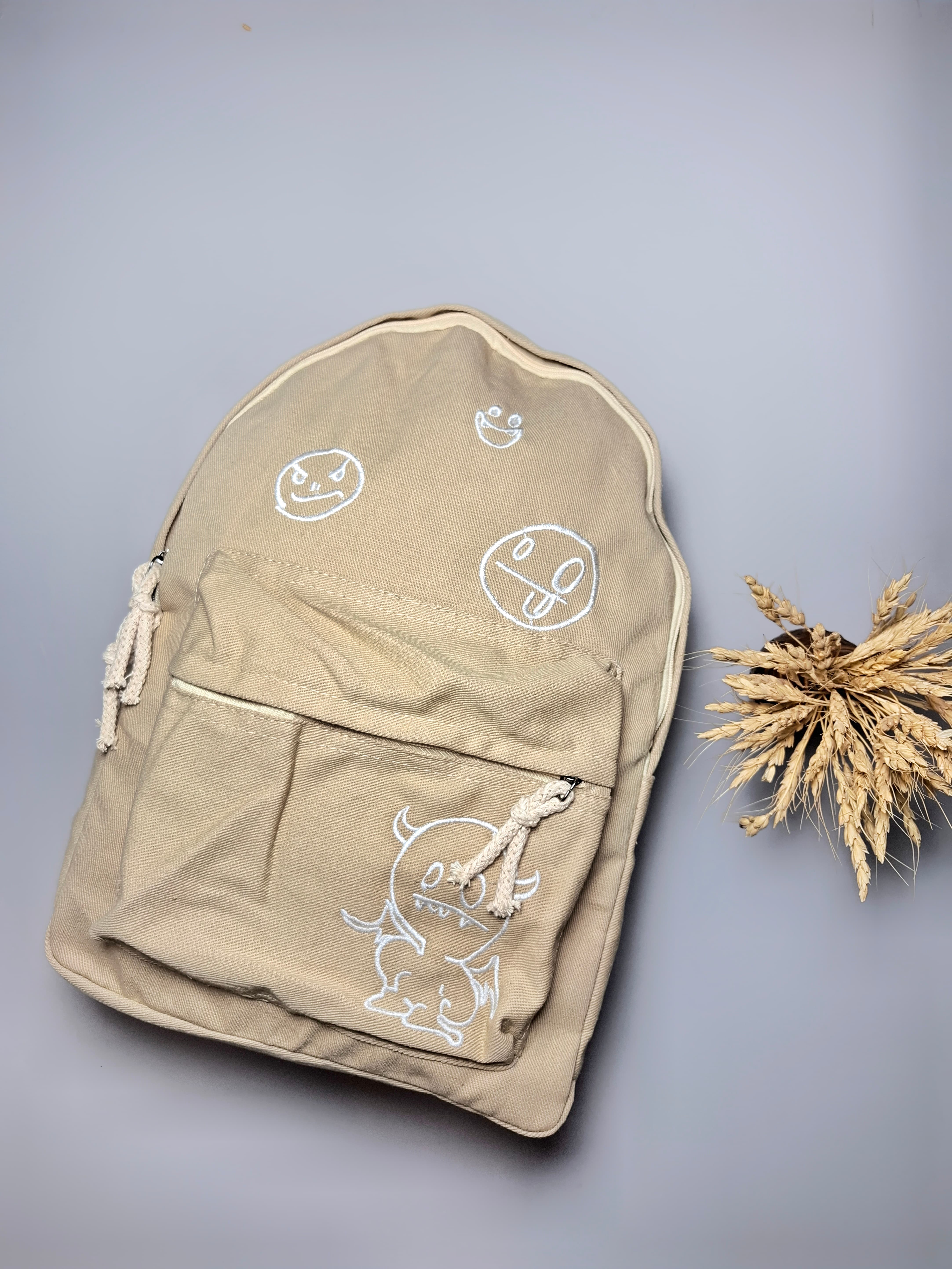 کوله پشتی استیکر از جنس کتان خارجی با رویه گلدوزی شده مدل استیکر، بسیار سبک و نرم