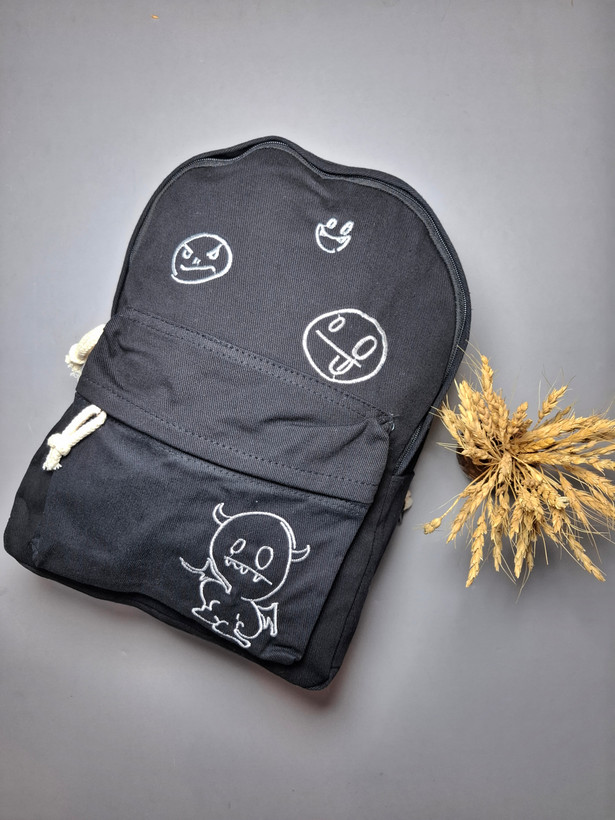 کوله پشتی استیکر از جنس کتان خارجی با رویه گلدوزی شده مدل استیکر، بسیار سبک و نرم