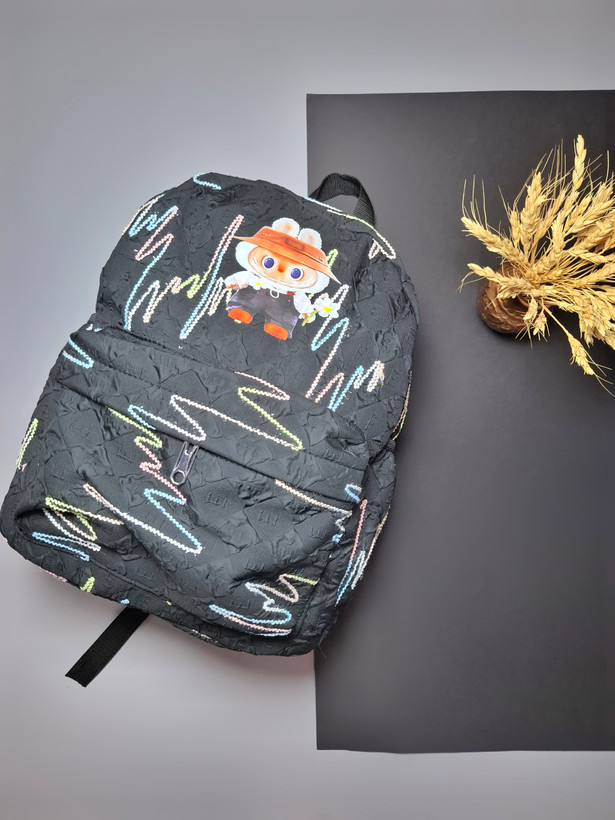 کوله پشتی لبوبو با پارچه خاص خارجی، نواردوزی رنگی، دو زیپ اصلی و جیب کنار، سبک و قابل شستوشو