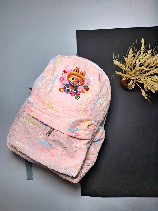 کوله پشتی لبوبو با پارچه خاص خارجی، نواردوزی رنگی، دو زیپ اصلی و جیب کنار، سبک و قابل شستوشو