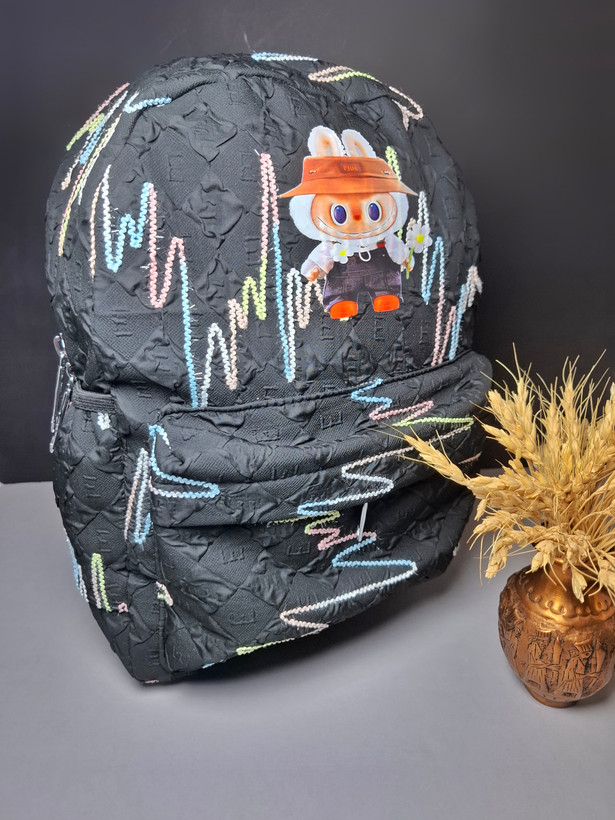 کوله پشتی لبوبو با پارچه خاص خارجی، نواردوزی رنگی، دو زیپ اصلی و جیب کنار، سبک و قابل شستوشو