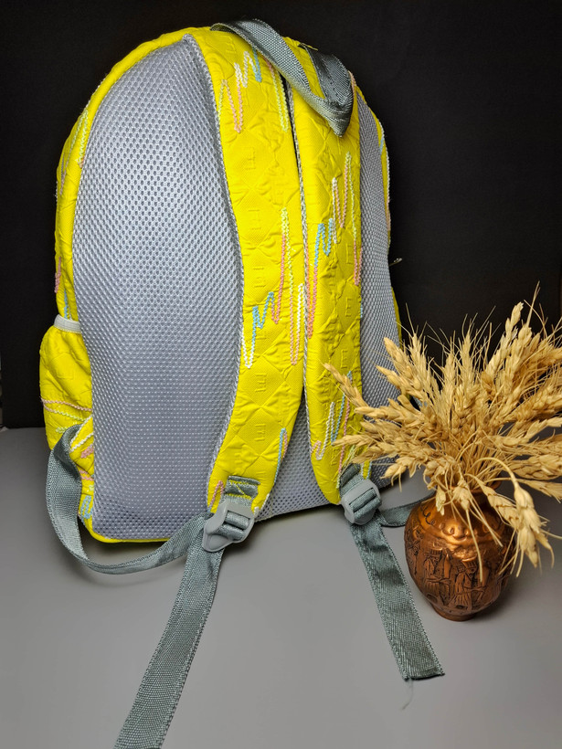 کوله پشتی لبوبو با پارچه خاص خارجی، نواردوزی رنگی، دو زیپ اصلی و جیب کنار، سبک و قابل شستوشو