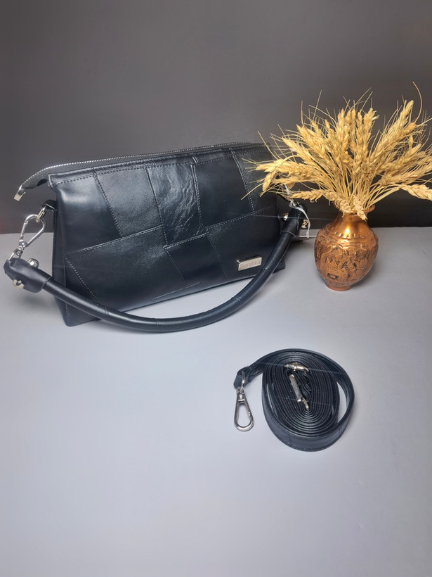 کیف دستی و دوشی زنانه و دخترانه برشکا با چرم صنعتی، دسته کوتاه و بند بلند، سه بخش داخلی و استایل کژوال