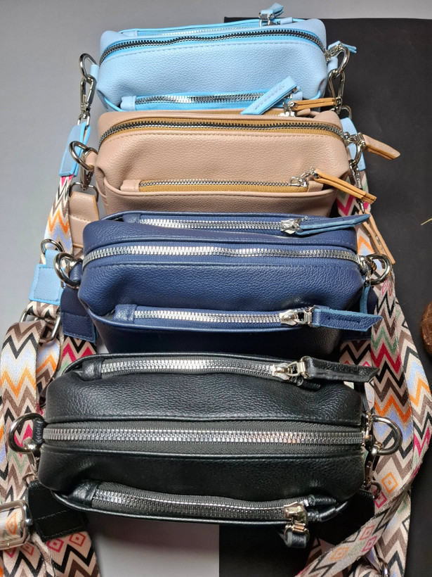 فضای داخلی کیف بولگاری با سه جیب و آستر باکیفیتفضای داخلی کیف بولگاری با سه جیب و آستر باکیفیت