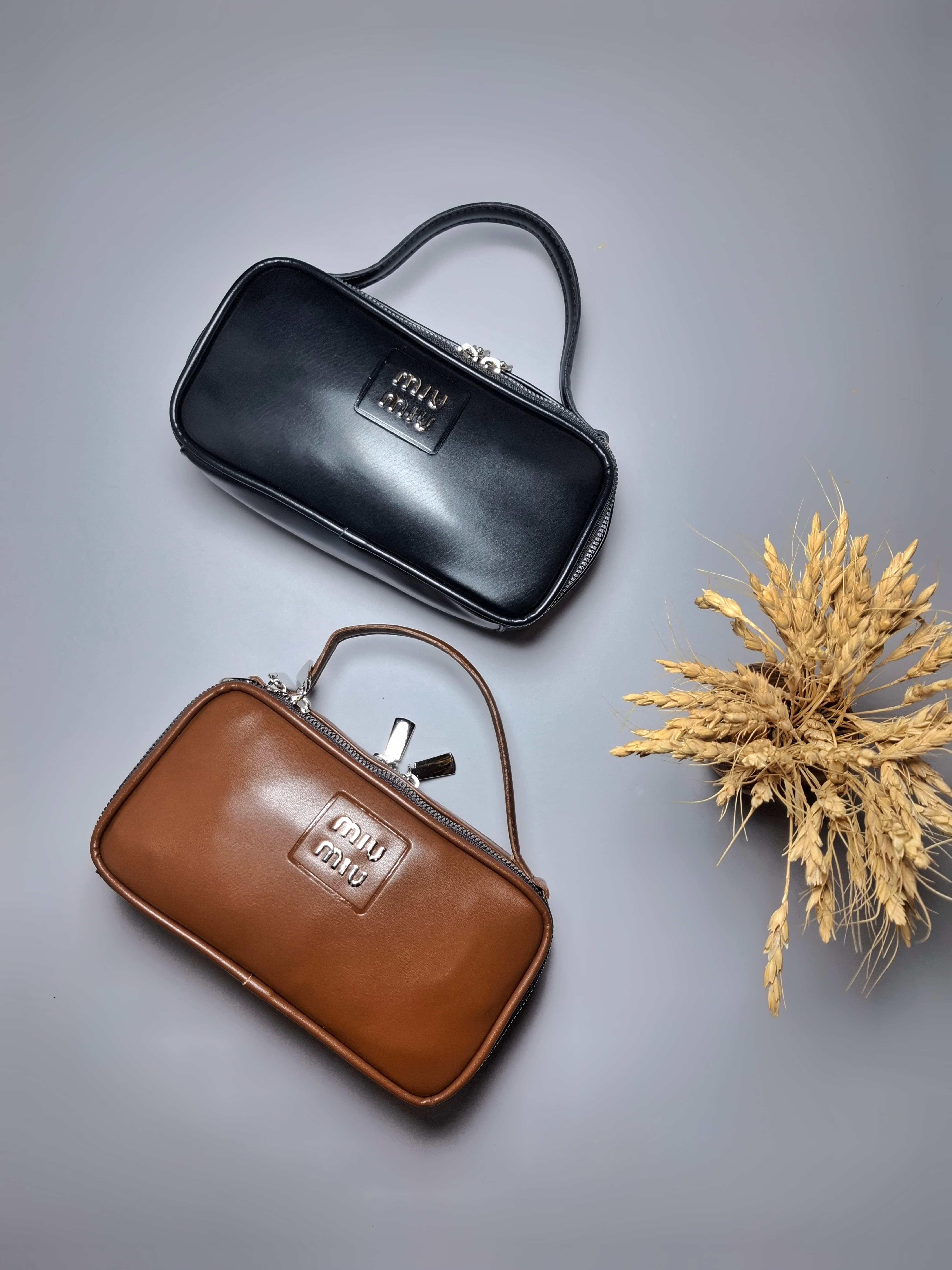 کیف فانتزی دخترانه و زنانه با بند بلند قابل تنظیم، چرم صنعتی وارداتی و آستر پارچه‌ای با کیفیت.