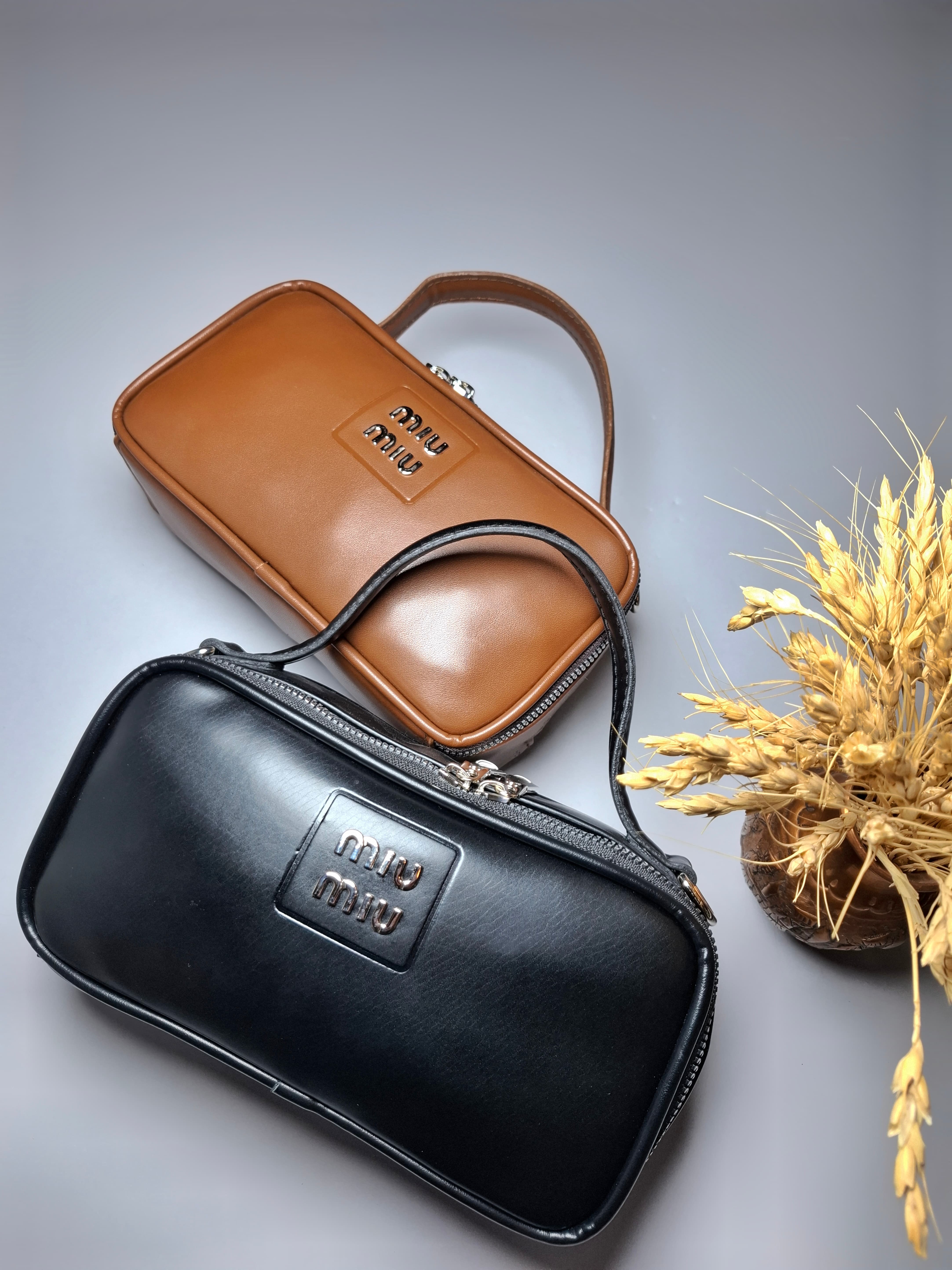 کیف فانتزی دخترانه و زنانه با بند بلند قابل تنظیم، چرم صنعتی وارداتی و آستر پارچه‌ای با کیفیت.