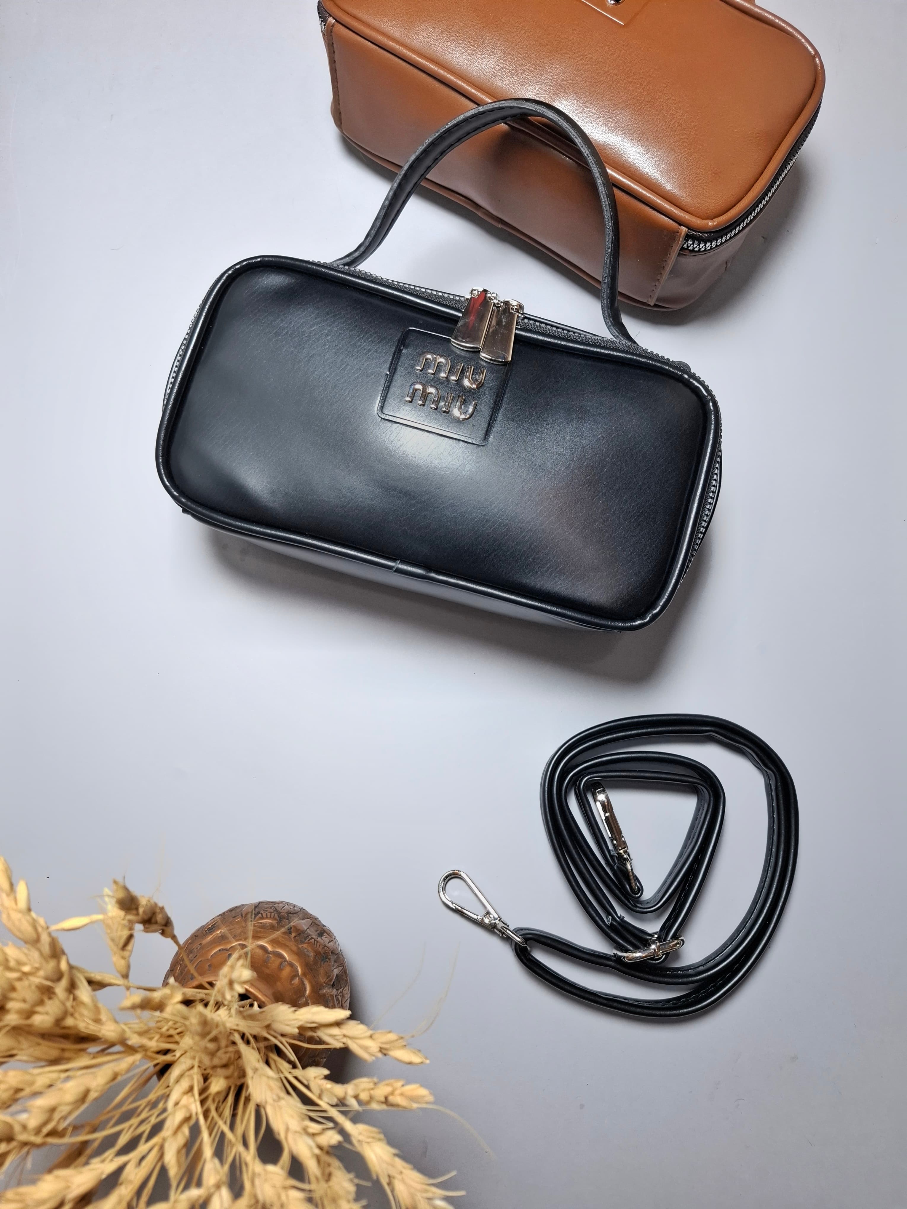 کیف فانتزی دخترانه و زنانه با بند بلند قابل تنظیم، چرم صنعتی وارداتی و آستر پارچه‌ای با کیفیت.