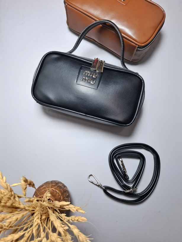 کیف فانتزی دخترانه و زنانه با بند بلند قابل تنظیم، چرم صنعتی وارداتی و آستر پارچهای با کیفیت.