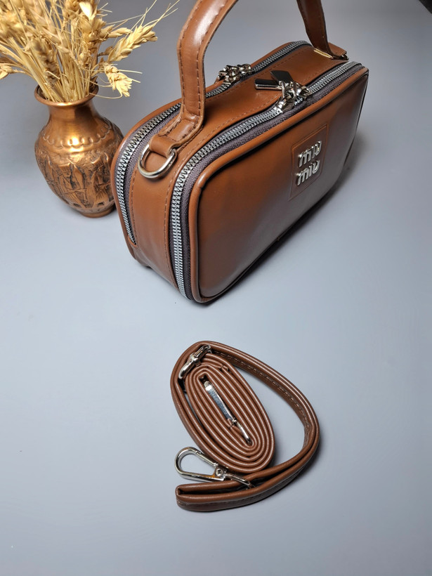 کیف فانتزی دخترانه و زنانه با بند بلند قابل تنظیم، چرم صنعتی وارداتی و آستر پارچهای با کیفیت.