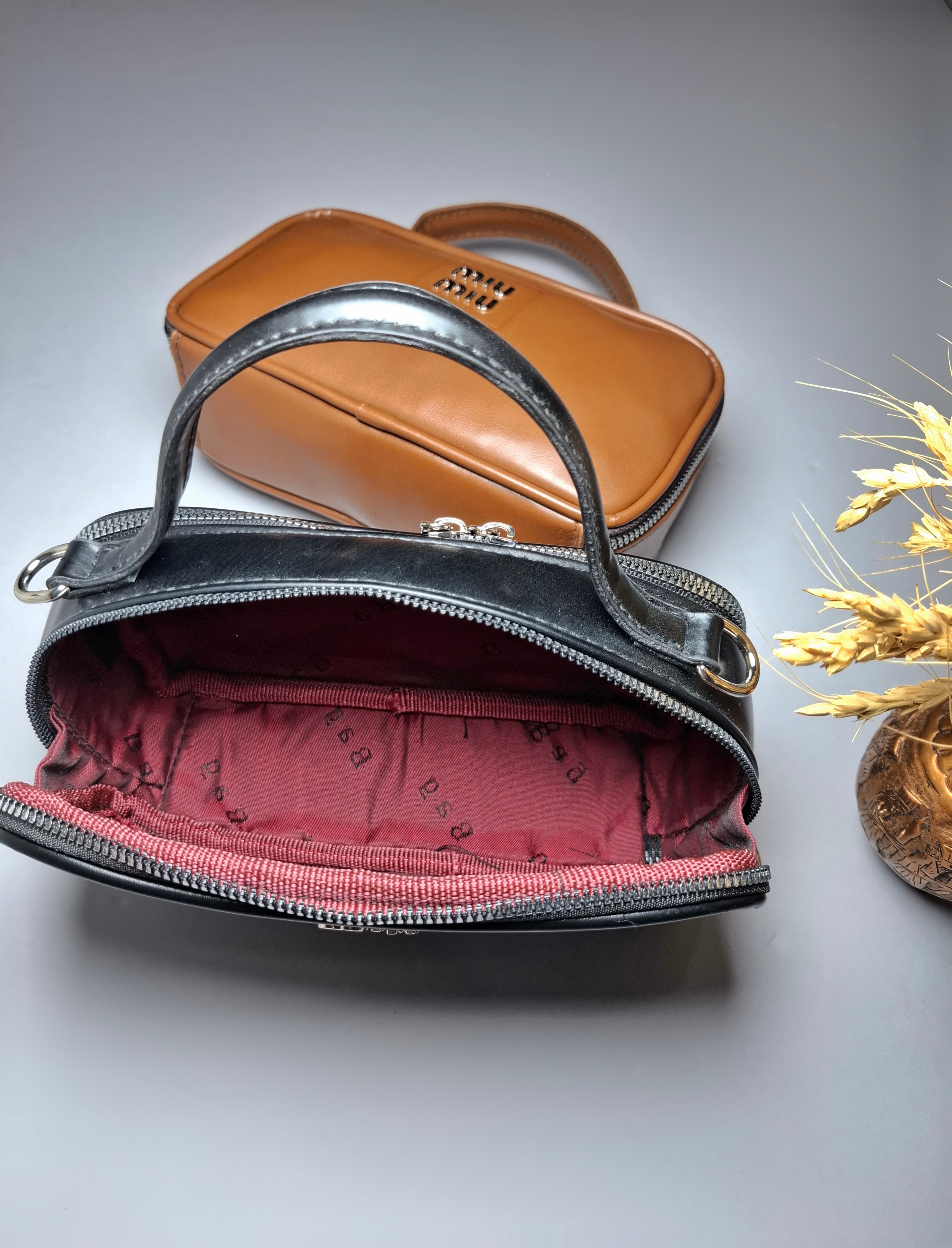 کیف فانتزی دخترانه و زنانه با بند بلند قابل تنظیم، چرم صنعتی وارداتی و آستر پارچه‌ای با کیفیت.