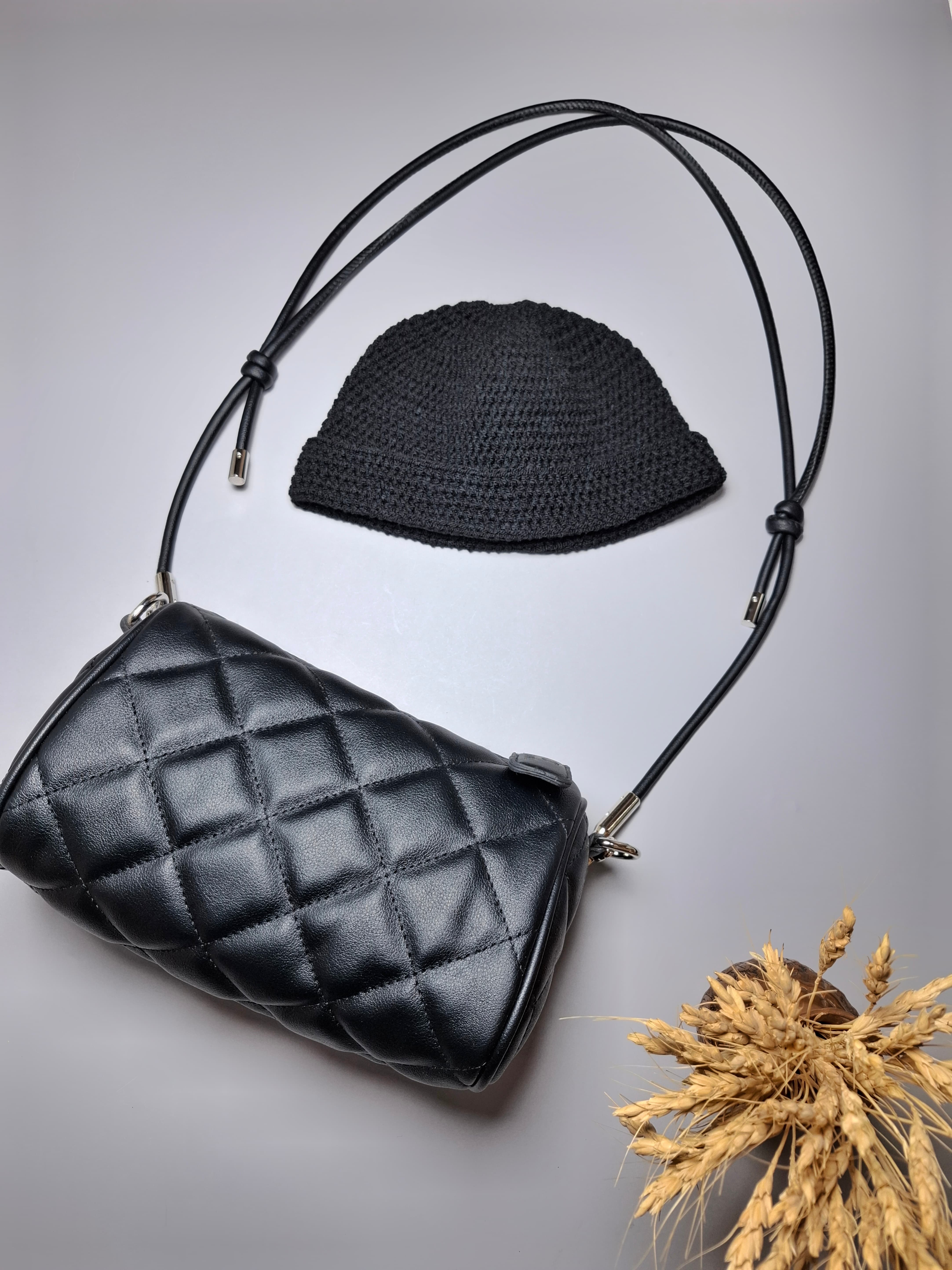 "کیف دوشی زنانه و دخترانه مدل شنل با گلدوزی شنل و طراحی ساده"