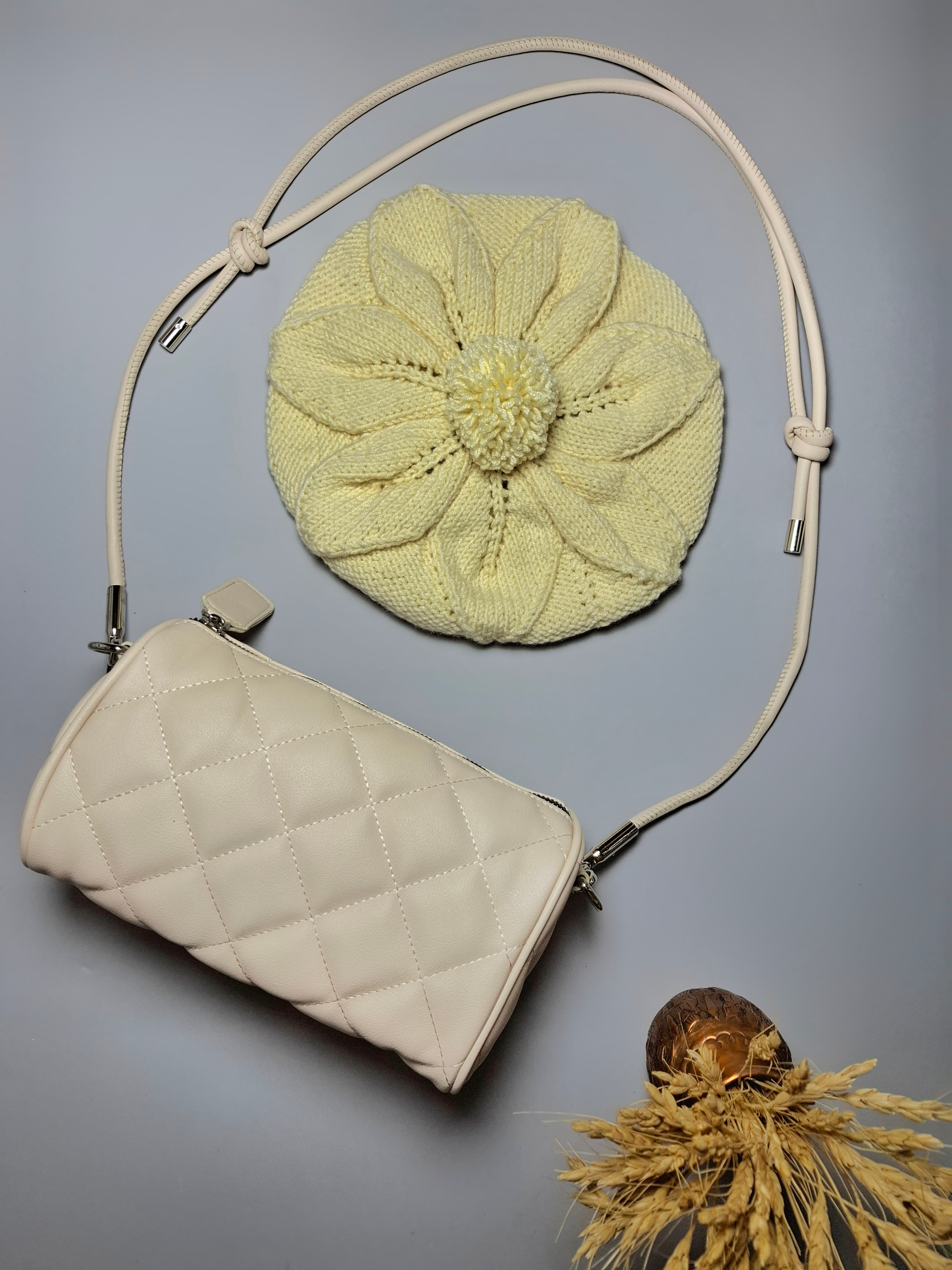 "کیف دوشی زنانه و دخترانه مدل شنل با گلدوزی شنل و طراحی ساده"