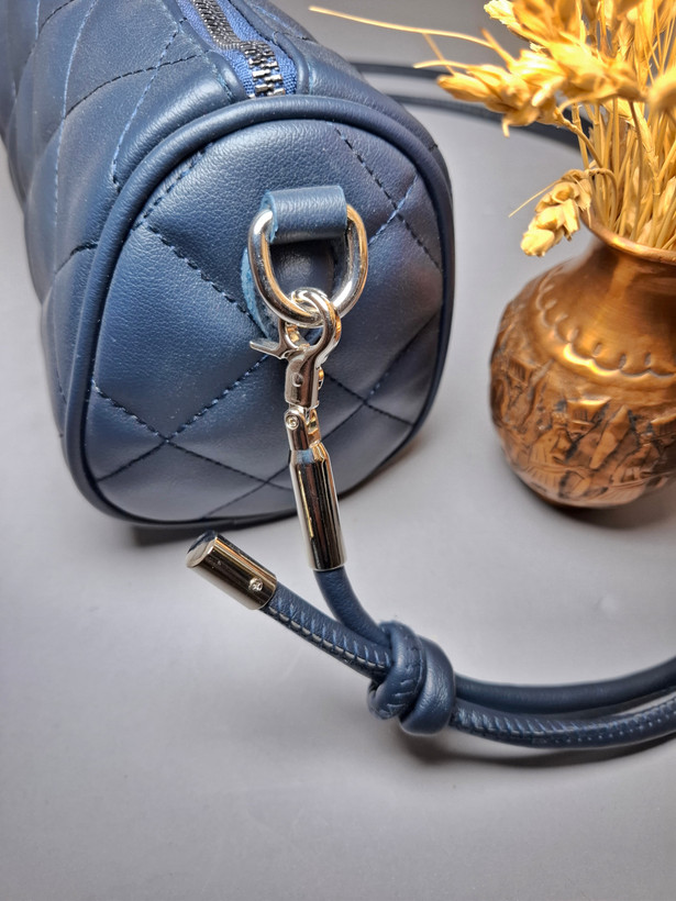 "کیف دوشی زنانه و دخترانه مدل شنل با گلدوزی شنل و طراحی ساده"