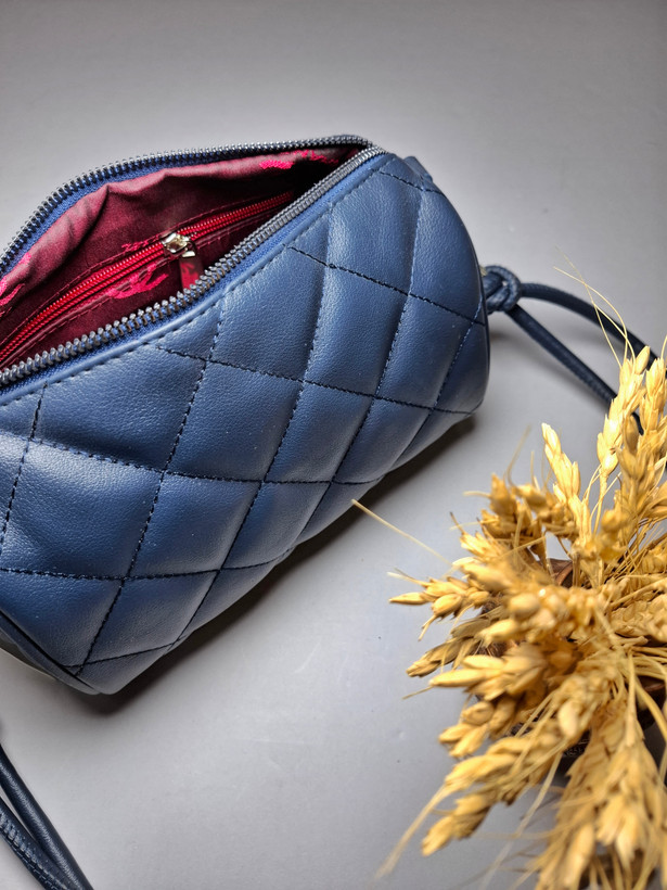 "کیف دوشی زنانه و دخترانه مدل شنل با گلدوزی شنل و طراحی ساده"