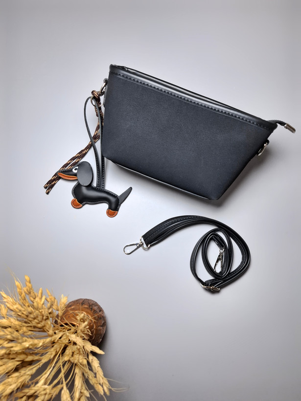 "کیف دوشی دخترانه مدل چارمی از جنس سوییت وارداتی با چارم بگ و طراحی ساده"