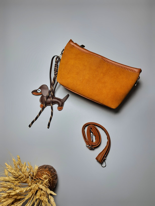 "کیف دوشی دخترانه مدل چارمی از جنس سوییت وارداتی با چارم بگ و طراحی ساده"